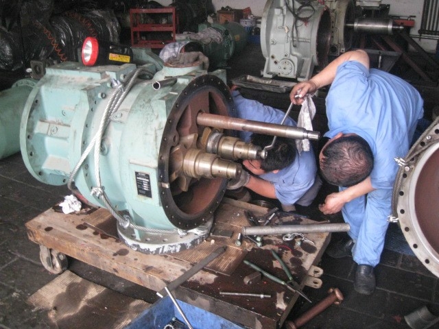 开利螺杆式压缩机维修维护保养更换冷冻机油方
